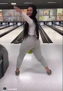 Russialit twerking at the bowling alley😳😍