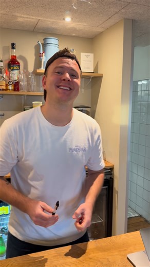 Madbarens torsdags menu - d. 4 dec ☀️ - Økologisk dansk ribbensteg - Sovs, kartofler mv. - Dagens salat Pris: 150kr pr. person Vi gentager succesen og disker op med en hverdagsanretning til alle jer søde lokale, som ønsker vi skal holde åbent udenfor højsæsonen. Støt op om initiativet og hjælp os med at gøre det muligt at holde åbent i de kolde måneder. Book bord på Madbar.dk🎅🏻 | Brødrenes Madbar