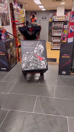 E come ultima statua prima del Batman Day 2025 vi mostro questo Batman Beyond! Scala 1/3 della Prime1 Studio! Spettacolare! Vi piace? Versione Ex con parti aggiuntive, solo 750 pezzi al mondo. E con questa si conclude il Road to Batman Day! Domani 20 settembre vi aspetto in negozio! Non mancate! #iosonounvirtuale #batmanbeyond #batman #prime1studio #unboxing #batmanitalia #dccomics #batmanarkhamknight #dccomicsitalia #fumetteria | Mondo Virtuale di Maga