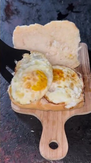 @acouguenota10 SIMPLES, BARATO E ABSURDO DE GOSTOSO 😍🔥 Pão com Ovo na Roça! #churrasco
