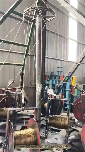 케이블 제작 : 회전 보빈으로 금속선을 하나로 모으는 공정