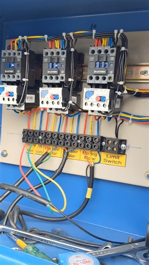 Vinay patel on Instagram: "| contactor holding problem| panel box | #contctor #panelbox #bricksmeshine #electrical #vinnu_electrical_1"