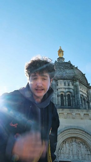 On vous emmène au cœur de la Provence, entre Luberon et montagne de Lure dans la charmante cité comtale Forcalquier. On y flâne sans se presser, le nez au vent, au fil de ses ruelles pleines de charme où chaque maison, chaque fontaine raconte un fragment du passé. Tout en haut, la citadelle vous attend, fière sentinelle sur la ville. La montée se savoure, et la récompense est grandiose : un panorama à 360° sur les paysages provençaux, où collines et le ciel semblent s’étirer à l’infini 🌾✨ Ici, 