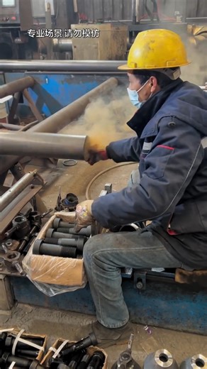 Positioning welding of the cone head of the steel pipe grid structure
