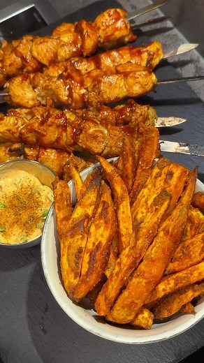 The Crispiest Oven Sweet Potato Fries You’ll Ever Make 🍟🤤Ingredients: \t•\t4 large sweet potatoes, cut into fry-shaped strips \t•\t2 tsp salt \t•\t1 tsp oregano \t•\t1 tsp garlic powder \t•\t1 tsp paprika powder \t•\t1 tsp ground cumin \t•\t1 tbsp flour \t•\t1 tbsp cornstarch \t•\t3 tbsp olive oil Instructions: Mix everything well until the sweet potato fries are evenly coated. Spread them out on a baking tray in a single layer. Bake in a preheated oven at 220°C (430°F), top and bottom heat, f