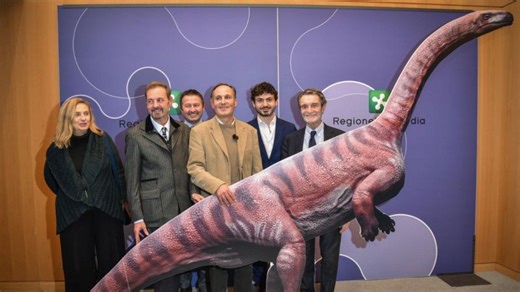 Perché a Milano in centro è comparso un dinosauro enorme