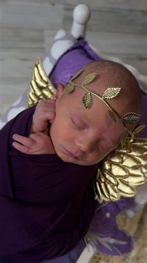 Golden wings. Tiny angel. Pure magic ✨ This is not just a photoshoot — it’s a dream you can hold. Today’s newborn setup is all about gold & angel wings 🤍 I keep everything soft and safe: – neutral base (white/cream tones) – delicate golden accents – lightweight wings placed gently behind baby – natural light for that glowing, heavenly look The secret? Less is more. Let the baby be the center of the story 💫 #newbornphotography #newbornshoot #newbornposing #babyphotographer #newbornideas