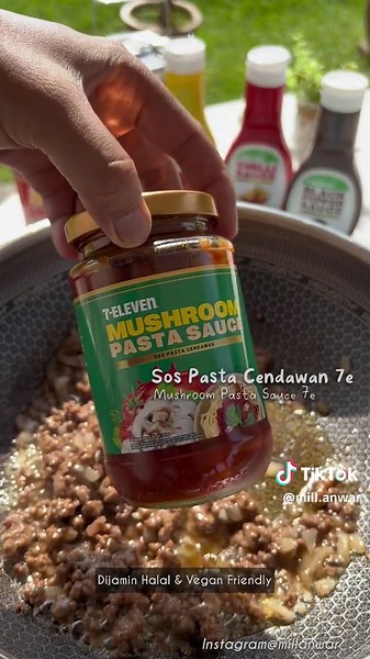 Black Pepper Beef Mushroom Spring Roll Popia yang penuh daging dan pedas-pedas manjah!! Penuh rasa cendawan dan sedikit rasa pasta juga so cheesy!! Memang hidangan yang sangat membuka selera untuk tea time mahupun dijadikan santap snack. Memang sedap! Yang lagi membuatkan menu mantap ni menjadi lebih sedap, semestinya lah product sos terbaru dari 7Eleven, korang jangan risau pastinya halal dan vegan friendly. Korang boleh dapatkan semua sos terbaru ini di 7Eleven berhampiran korang sekarang. Ada