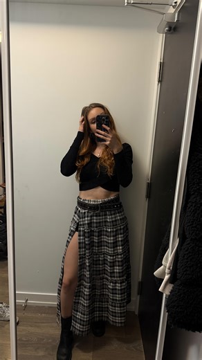 Lindsay Ivan on Instagram: "Testing the @conaircanada curl secret 💜✨ . . . #curlyhair #curlyhairtutorial #curlingtips #conair"