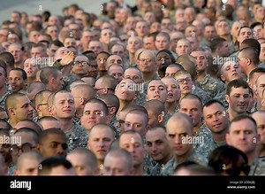NO FILM, NO VIDEO, NO TV, NO DOCUMENTARY - Fort Benning soldiers strain to get a glimpse of Air Force as it lifts off from Lawson Army Airfield at Fort Benning, Georgia, Thursday, January 11, 2007. Photo by Mike Haskey/Columbus Ledger-Enquirer/MCT/ABACAPRESS.COM Stock Photo - Alamy