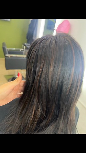 ✨ Mechas sobre base castaña oscura En esta cabellera con base castaña oscura de tinte, logramos crear reflejos sutiles que aportan luz y dimensión sin perder la naturalidad. 🌟 Esta técnica es ideal si deseas comenzar a aclarar tu cabello poco a poco, cuidando siempre su salud y manteniendo un acabado elegante. Perfecto para un cambio suave, luminoso y progresivo. ¿Te gustaría algo similar? ¡Agenda tu cita! 8334447796 | Beleza Makeup & hair Irma Olguín
