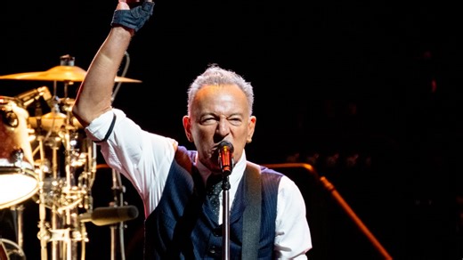 Bruce Springsteen dedicates song to Renee Good and speaks out against immigration crackdown