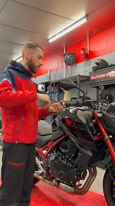Aujourd'hui montage d'un pack style et d'un pack sport sur notre frelon préféré : la Hornet 750 💥🤩 Dans le pack Style, on retrouve : des embouts de guidon Honda, des protections de réservoir, des patins de protection, des liserés de jantes et des pontets de guidon. Quant au pack Sport, il comprend un saute-vent, des repose-pieds sport, un capot de selle et même un quickshifter ! 😎 | Honda Euro-Bike 77