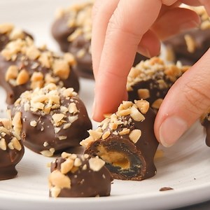 RECIPE: https://feelgoodfoodie.net/recipe/date-snickers/ These Date Snickers are perfect when craving a candy bar but looking for a treat with more good-for-you ingredients! | Feel Good Foodie