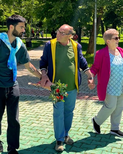 A stranger helps couples: the women are delighted | Handy Panda