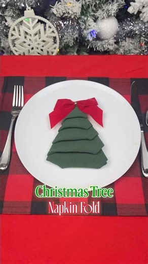 CHRISTMAS TREE NAPKIN FOLD🎄Christmas table decor idea! #christmastable #christmaskitchen