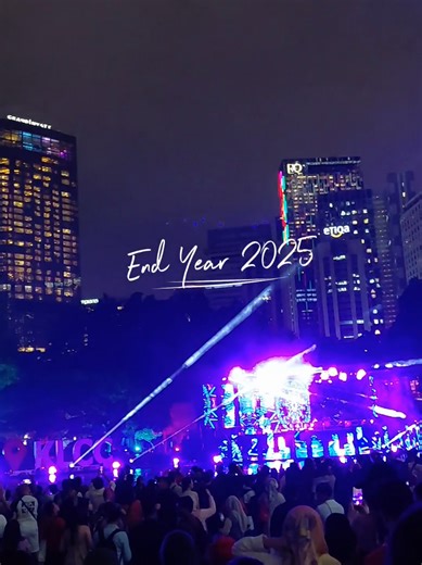 End Year in KLCC Kuala Lumpur, Malaysia. Hi, Selamat datang Tahun baru 2026, semoga kesehatan, rezeki, kesuksesan dan kebahagiaan selalu menyertaiku dan kalian semua. Aamiinn.. Ini pengalamanku ber malam tahun baru di KLCC, Malaysia. Super Amazing banget sih kalau aku bilang. Mungkin kalo di Indonesia juga oke lah ya misal di Jakarta or Ancol juga super cute dan rame. But, one of i give rate 9 to KLCC because there is no rubish sepanjang malam, and juga safe ya and jalanan cukup kondusif meski t