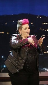 Depuis dix-neuf ans, Amber Galloway Gallego interprète en live des concerts en langue des signes ou plutôt en "chansigne". Ce mélange de langue des signes, d’expression du visage et de body langage lui a valu de partager la scène d’Eminem, de Lady Gaga, de Madonna ou plus récemment de Twista, le rappeur le plus rapide du monde. Elle s’est donnée pour mission de rendre accessible le divertissement aux sourds et malentendants. #ambergallowaygallego #ambergproductions #deafinterpreter #internationa