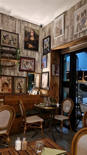 Passage éclair à #ajaccio et découverte d'un lieu authentique dans une ambiance comme à la maison. #bistronomique #localfood #autenticity #bestplaces #brasserie #foodlovers . À découvrir absolument, Réservation conseillée @le.grain_de_sel | Balades en Corse