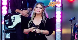 Piece by Piece! Inside Kelly Clarkson’s Unique Relationships With Her Parents and 2 Siblings