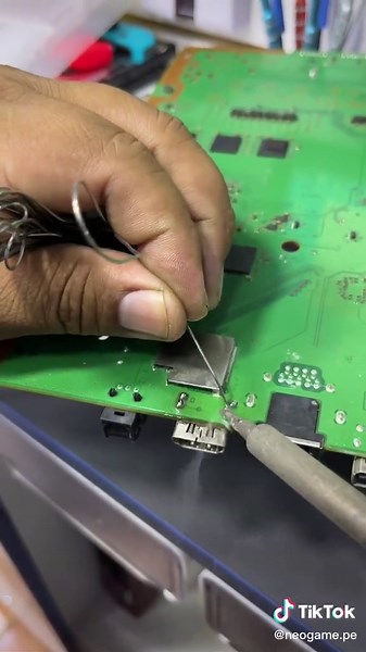 Reparación de consola PlayStation 4 - Cambio de puerto HDMI y mantenimiento completo