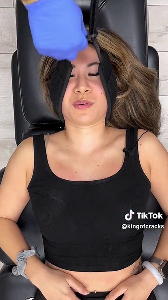 She’s been experiencing severe tailbone and lower back pain 😤 Have you ever seen a coccyx and sacral adjustment? #kingofcracks #chiro #chiropractor #sportschiro #selfcare #education