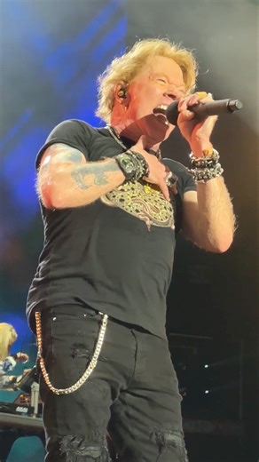 Wow… The Amount of Sweat Pouring Off Axl Rose Is Unreal 😳