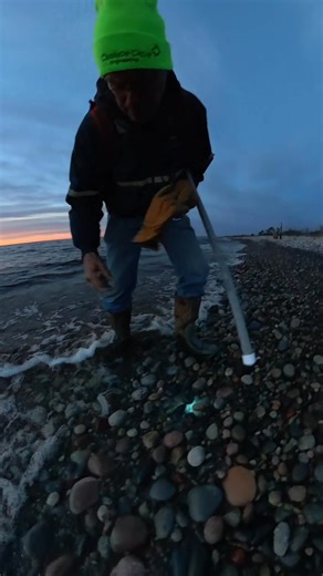 848K views · 13K reactions | Check out this massive Yooperlite found at the waters edge with a Convoy C8 and Rock Stick from www.yooperlites.com | Yooperlites | Facebook