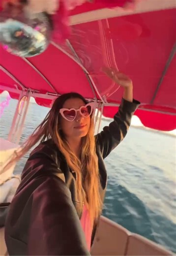 Best place to do karaoke in San Diego - Pink Party Boat #sandiegokaraoke #karaoke #boating #sandiegobay #sandiegoboat