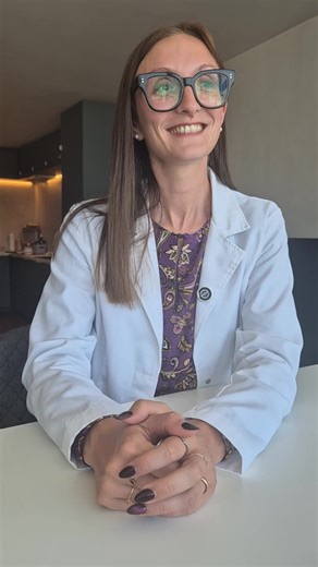 🔍 Magari lo hai sempre sentito, ma nessuno te lo ha mai detto chiaramente. Il problema non sei tu. Non è la tua forza di volontà. Non è che “non ci riesci”. 👉 È che ti hanno venduto la stessa soluzione a tutte. Ma se hai 25 o 45 anni, se lavori al computer o stai in piedi tutto il giorno, se sei magra con cellulite o vuoi dimagrire davvero… non può funzionare. Le scelte “fit”, i consigli copiati da internet o dalle influencer non bastano. 📉 Per ottenere risultati visibili e duraturi serve un 