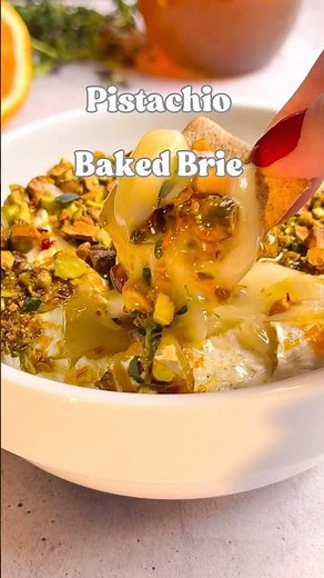Pistachio Baked Brie - easy appetizer! Recipe ⬇️ #food #appetizerideas #recipe