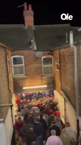 1.5M views · 2.2K reactions | 藍 "¡TE PODEMOS VER EN EL BAÑO!" Así se iban los hinchas del West Ham de la cancha del Luton FC, el particular estadio que para llegar a la tribuna visitante hay que meterse por un patio lleno de casas. | Diario Olé | Facebook