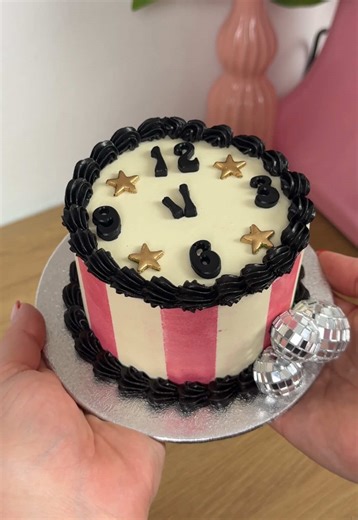 New Years Resolution: Finally make the cakes of my dreams with Frost Form 🤩😘 We used a tiny bit of oil on the liner with a generous spray of edible glitter to make this striped rose gold bento cake for New Years! 🤗🕚 Start the year right and treat ‘yo self to that Frost Form you’ve been wanting! ➡️www.frostform.com #newyearscake #frostform #bentocake #cakedecorating