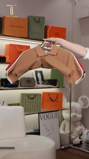 UNBOXING Áo Polo GUCCI New season của nhà Thuỷ Trần Store 📌 𝐒𝐢𝐳𝐞: S - M - L - XL (tối đa 85kg) 📌 𝐌𝐚̀𝐮 𝐬𝐚̆́𝐜: Đen basic – dễ phối 📞 Hotline: 𝟎𝟑𝟑.𝟖𝟑𝟓.𝟗𝟓𝟓𝟓 🚀 Giao hàng toàn quốc – Đổi trả linh hoạt 🔥 CHỐT ĐƠN NGAY – SỐ LƯỢNG CÓ HẠN! 🔥 #asmr #unbox #unboxasmr #aopolo #polo #gucci #thuytranstore | Thuỷ Trần Store - Thời Trang Nam Quảng Châu
