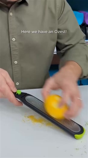This is one magic zester. ✨🍋 Ozest is a concave speed zester that instantly cleans itself with the push of a button. This handheld citrus zester features a concave blade that creates fine, fluffy, aromatic zest while avoiding bitter pith. It has a self-cleaning button that ejects zest with the click of a button and a snap-on cover that doubles as a zest catcher, making it mess-free, faster, and safer for zesting lemons, limes, ginger, cheese, and more. What does Ozest do? * Zests efficiently: I