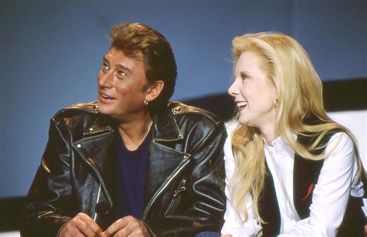 « À l’époque on n’en parlait pas » : Sylvie Vartan confie avoir perdu son deuxième enfant avec Johnny Hallyday - Elle