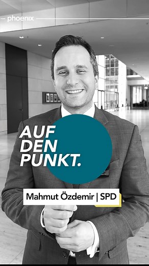 Was muss Deutschland machen, um erfolgreiche Integration zu ermöglichen? Das haben wir Mahmut Özdemir gefragt und er äußert sich klar. Ihm ist wichtig, von Teilhabe, statt von Integration zu sprechen. Laut des SPD-Abgeordneten sollte jeder, der an der Zukunft Deutschlands teilhaben möchte, auch die Rechten und Pflichten dieses Landes akzeptieren. 🤝Özdemir ist seit 2013 Mitglied des Deutschen Bundestages. Außerdem ist er Teamkapitän des FC Bundestag und Parlamentarischer Staatssekretär bei der B