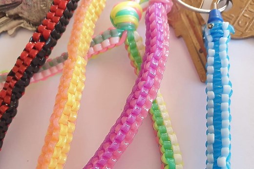 Scoubidou : comment faire un scoubidou carré avec 4 fils ?