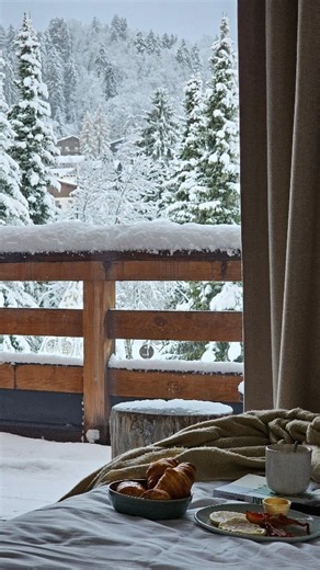 Megève on Instagram: "Slow life à Megève ❄️ La neige a repris de plus belle depuis cette nuit. Un spectacle envoûtant qui invite à ralentir. Depuis la douceur d'un refuge chaleureux, on prend le temps de chérir ces précieux moments de contemplation hivernale. Entre cocon douillet dans la chambre et instants suspendus dans les salons de l'hôtel, chaque flocon invite à respirer, savourer et se reconnecter à l'instant présent. ✨ Merci à @novotelmegeve pour l'hospitalité 🇬🇧 Slow life in Megève ❄️ 