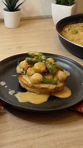 Vol-au-vent aux Saint-Jacques, poireaux, asperges et champignons Une entrée festive, raffinée et pleine de saveurs : parfaite pour Noël ! Si tu aimes les Saint-Jacques, cette recette va te régaler. La sauce est crémeuse, parfumée… une vraie petite pépite. 🧡 🥣 Ingrédients (pour 4 personnes) * 2 pâtes feuilletées * Une douzaine de Saint-Jacques * 2 poireaux * 10 champignons * 8 asperges * 1 échalote * 1 verre de vin blanc * 1 bouillon (dilué avec 1 c. à s. de maïzena) * Paprika * Ail semoule * S
