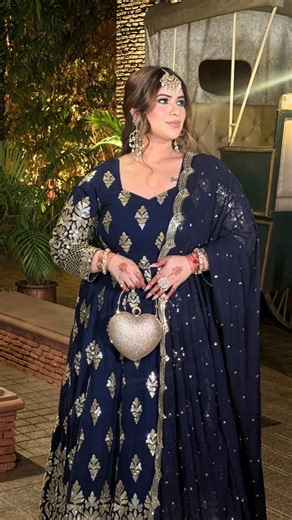 The Plus Size Store by Meera's on Instagram: "𝗧𝗵𝗲 𝗳𝗶𝘁, 𝘁𝗵𝗲 𝗳𝗲𝗲𝗹, 𝘁𝗵𝗲 𝗰𝗼𝗺𝗳𝗼𝗿𝘁 - 𝗲𝘃𝗲𝗿𝘆𝘁𝗵𝗶𝗻𝗴 𝗷𝘂𝘀𝘁 𝗳𝗲𝗲𝗹𝘀 𝗿𝗶𝗴𝗵𝘁✨ . 𝗜𝗻 𝗳𝗿𝗮𝗺𝗲: Heera Mahal - Regal Navy Duotone Sequin Embroidery Anarkali set💙 . 𝗧𝗵𝗶𝘀 𝗲𝘅𝗾𝘂𝗶𝘀𝗶𝘁𝗲 𝗲𝗻𝘀𝗲𝗺𝗯𝗹𝗲 𝗳𝗲𝗮𝘁𝘂𝗿𝗲𝘀: 💙Voluminous kalidar flare enhanced with can-can 💙Adorned with exquisite dual-tone sequin embroidery 💙Coordinated embroidery on the sleeves 💙Paired with a soft georgette dupatta, detailed with