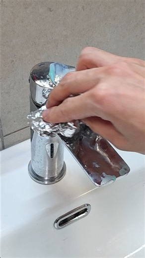 This is how pros remove hard water stains from faucets!