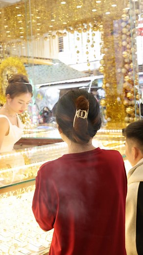 1.1M views · 15K reactions | Khi bạn không biết ngại thì người kế bên sẽ ngại thay bạn  #lamthu #tiemvangvankhanh #luxury #trangsuc #kimcuong #tiemvang #giaitri | Tiệm Vàng Vân Khánh | Facebook