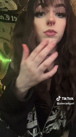 How to Flip Your Septum Piercing Up & Hide It
