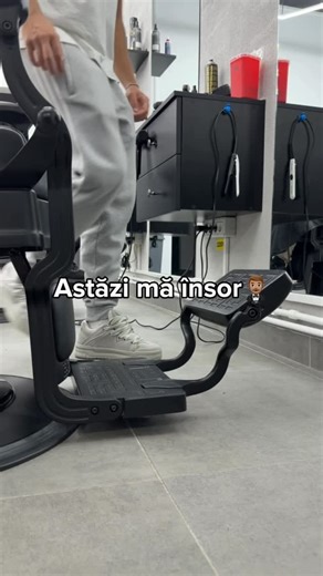 Mihai Mina on Instagram: "Fiecare client aduce o nouă poveste. O nouă stare. Un alt mod de a trăi. A fi frizer nu înseamnă doar a tunde părul, ci înseamnă să creezi conexiuni.✂️🙏🏻 #urmaritori #reper #minaBrothers"