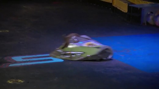 Tombstone vs Bombshell s03e18f02 BattleBots Season 3 Episode 18