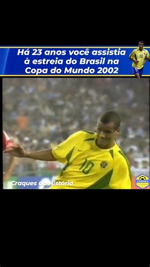 Craques da história on Instagram: "🇧🇷 Top 20 Reels 2025 - 5º lugar | Agora já tem um pouquinho mais de 23 anos já! A estreia da Seleção Brasileira na Copa do Mundo em 2002 foi com emoção! O Brasil teve algumas chances mas foi a Turquia que abriu o placar no primeiro tempo. Logo no início da segunda etapa Rivaldo fez uma linda assistência e Ronaldo empatou. No fim, Luizão conduziu a bola até a área e sofreu pênalti. O camisa 10 cobrou e marcou o gol da vitória! . Narração Galvão Bueno (Globo)"