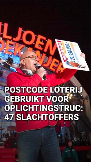 Zo trapten 47 mensen erin Een prijs winnen bij de Postcode Loterij? Voor tientallen mensen eindigde dat in een nachtmerrie. Meer dan drie ton verdween door een sluwe oplichtingstruc. Verslaggever Max van den Broek legt uit hoe de fraudeurs te werk gingen. De Postcode Loterij laat weten dat winnaars van een geldprijs hun prijs altijd rechtstreeks op hun bankrekening ontvangen. Zij hoeven daar zelf niets voor te doen. Mocht je twijfelen over de echtheid van een bericht, telefoontje of e-mail, neem