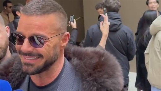 Ricky Martin ospite alla sfilata di Giorgio Armani: "Come un padre mi dava consigli di moda"