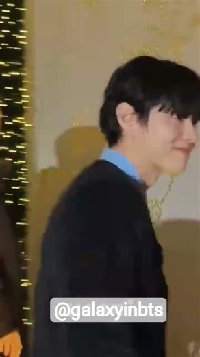 #taehyung Thousand flash directly hit in eyes , his without blinking 👍❤️❤️💜💜💜 #celine #bts #btsarmy